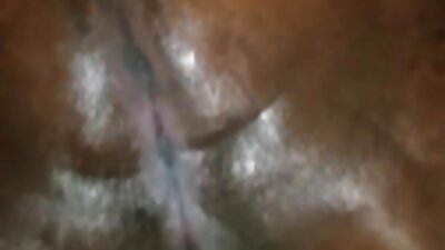Mike លេងជាមួយ pussy នៅក្នុងផ្កាឈូក